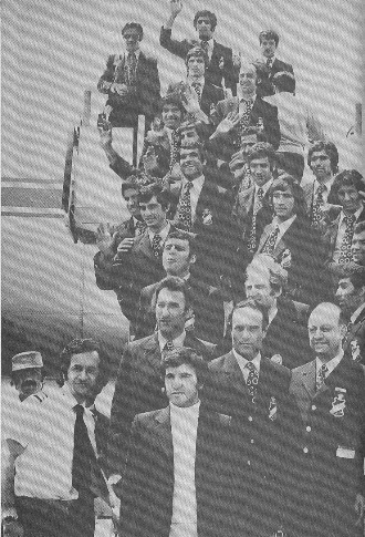 کاروان تیم ملی ایران در حال عزیمت از فرودگاه مهرآباد به جام ملت های 1972 بانکوک